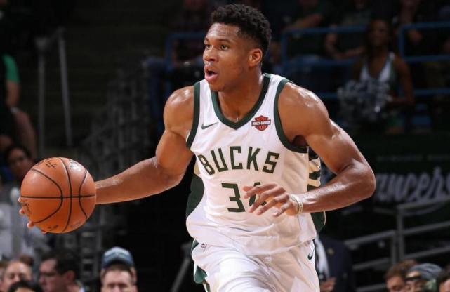 斯洛文尼亚传球失误，替补席的东契奇表情略显紧张失望